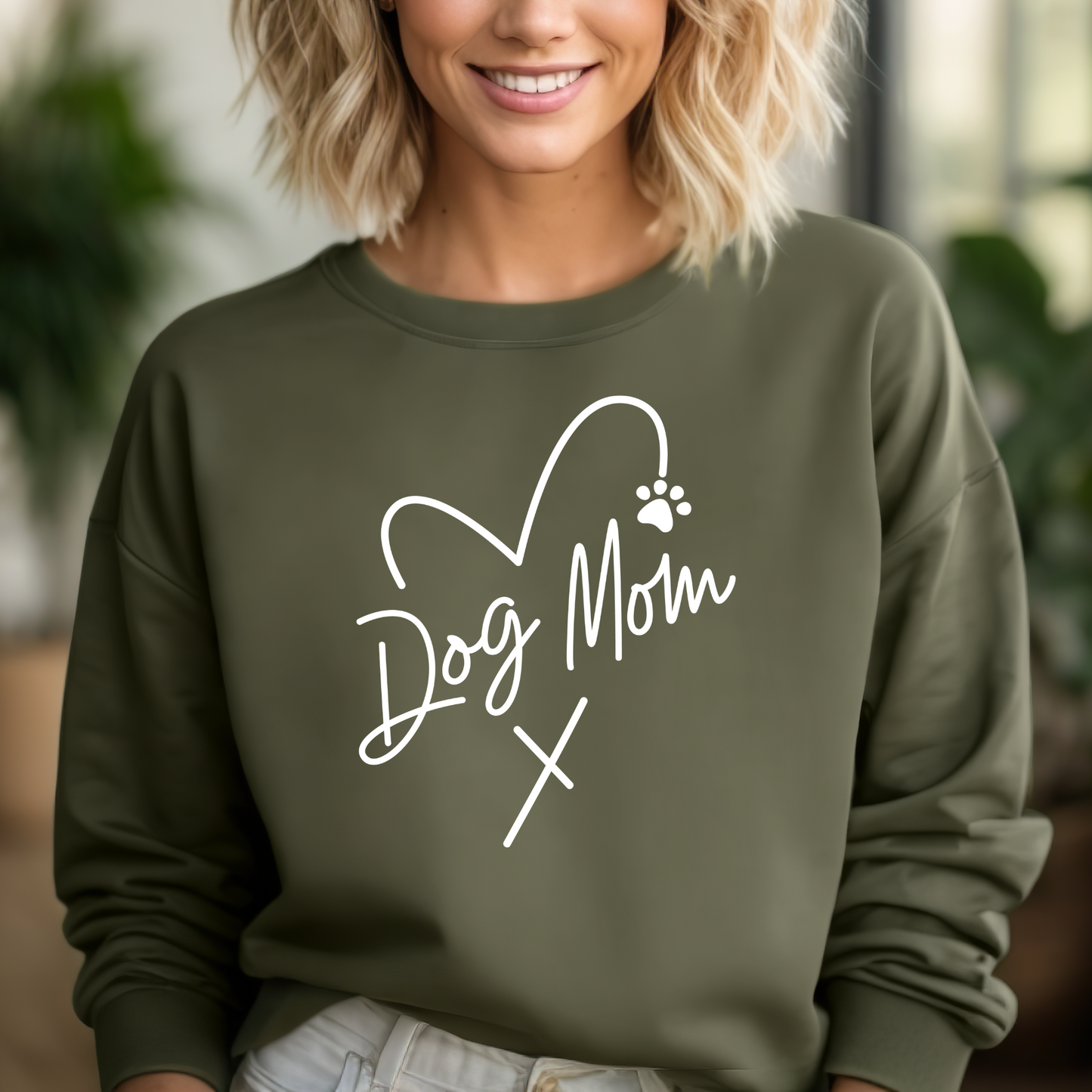 DOG MOM | SWEATSHIRT | Gildan